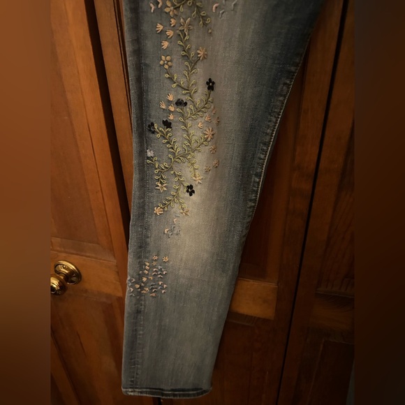 Driftwood Women’s 28 The Kelly Cotton Blend Floral Embroidered Classic Fit Jeans - Picture 4 of 16